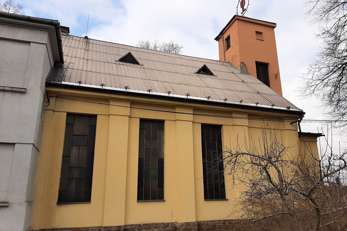 Boční pohled na budovu se střechou v okrese Ostrava-město